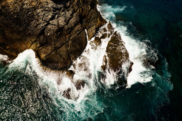 Вид с воздуха на волны, разбивающиеся о скалы, вид на море с высоты птичьего полета, фото, снятое над океанскими волнами, изображение природного фона и фона для путешествий, удивительное побережье на острове Пхукет, Таиланд - Фото, изображение