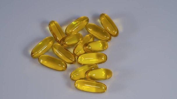 Capsule di vitamina E su sfondo bianco
 - Foto, immagini