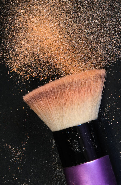 επαγγελματικό πινέλο μακιγιάζ για μακιγιάζ, πινέλο μακιγιάζ και ρουζ σε σκόνη - Φωτογραφία, εικόνα