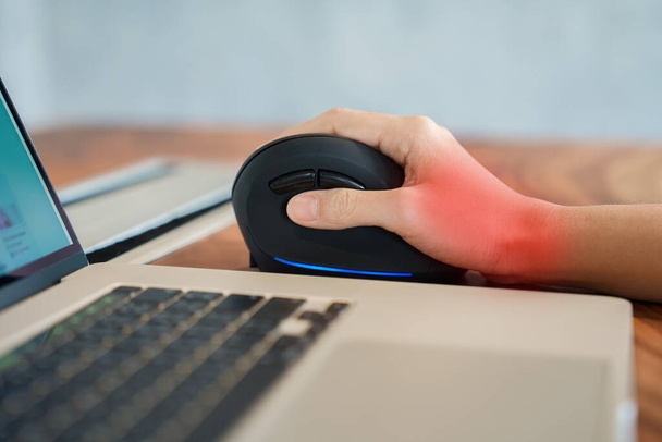 γυναίκα χέρι χρησιμοποιώντας υπολογιστή εργονομικό ποντίκι, πρόληψη του πόνου στον καρπό, επειδή εργάζονται μεγάλο χρονικό διάστημα. Τενοντοπάθεια De Quervain, Σύμπτωμα διατομής, σύνδρομο καρπιαίου σωλήνα ή έννοια του συνδρόμου Office - Φωτογραφία, εικόνα