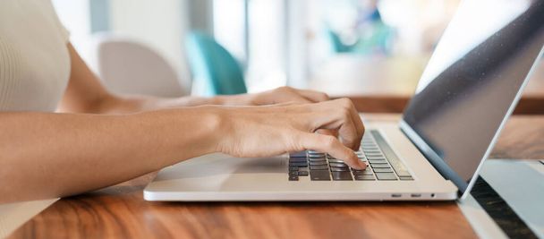 жінка використовує ноутбук, позаштатну жінку, набираючи клавіатурний комп'ютерний ноутбук у кафе або сучасному офісі. технологія, цифрова онлайн та мережева концепція
 - Фото, зображення