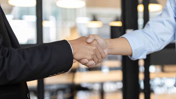 Businessman shaking hands with a lawyer or judge After signing the contract and the agreement is complete, Approval of an agreement between business and law, End of the legal case. - Fotoğraf, Görsel