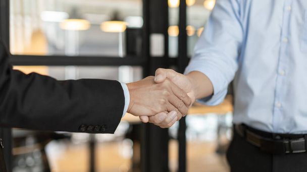 Businessman shaking hands with a lawyer or judge After signing the contract and the agreement is complete, Approval of an agreement between business and law, End of the legal case. - Foto, Imagem