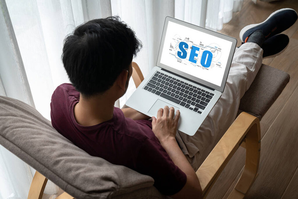 SEO optimización de motores de búsqueda para el comercio electrónico moderno y negocio minorista en línea que se muestra en la pantalla del ordenador - Foto, imagen