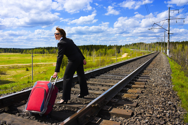 A woman with a suitcase at the railway. - Foto, immagini