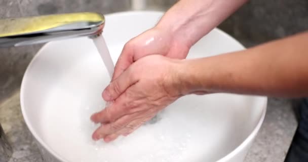 Ο άνθρωπος πλένει τα χέρια του με σαπούνι στο μπάνιο νεροχύτη closeup 4k ταινία αργή κίνηση. Έννοια υγιεινής χεριών - Πλάνα, βίντεο