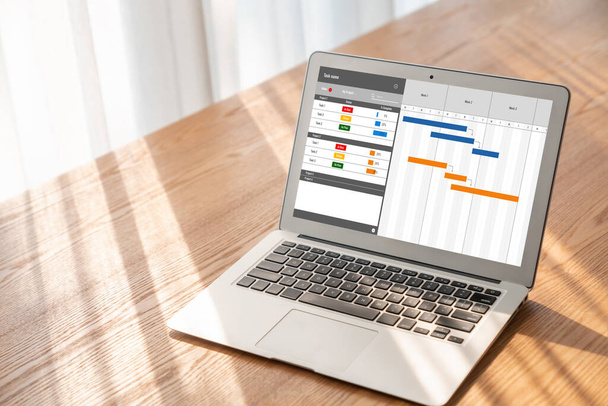 Projektplanungssoftware für modernes Business-Projektmanagement auf dem Computerbildschirm, die das Timeline-Diagramm des Teamprojekts zeigt - Foto, Bild