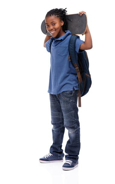 Έτοιμοι να βγούμε στους δρόμους. Ένα νεαρό Αφροαμερικανό αγόρι που κρατάει το σκέιτμπορντ του - Φωτογραφία, εικόνα