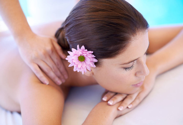 Ser mimado. uma jovem atraente desfrutando de uma massagem relaxante - Foto, Imagem