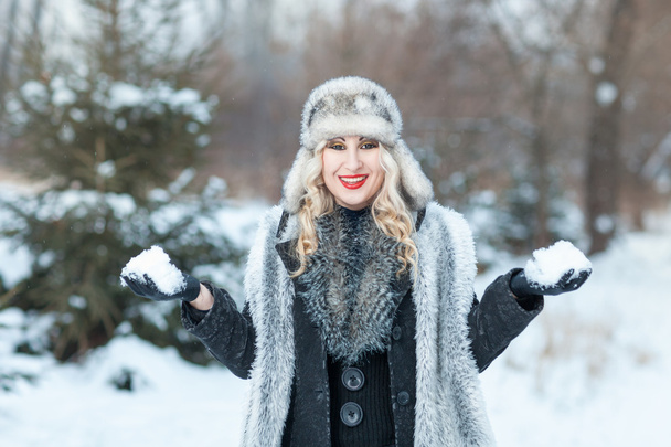 Chica sosteniendo una bola de nieve
 - Foto, Imagen