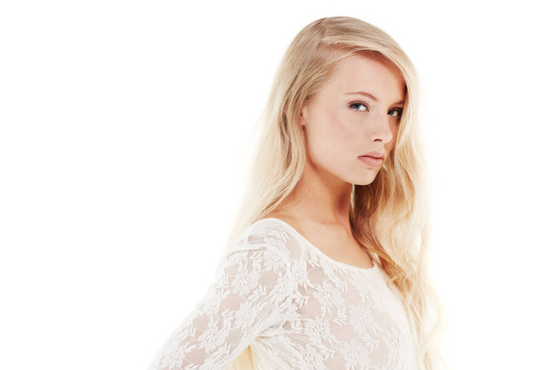 Engelhafte Aussichten. Porträt einer schönen jungen Frau im weißen Kleid - Foto, Bild