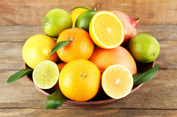 Ripe citrus with green leaves - Foto, afbeelding