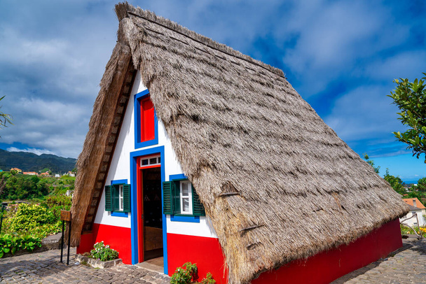Madeira ilha rural casa tradicional aldeia paisagem, Portugal. Cidade de Santana em um belo dia ensolarado. - Foto, Imagem