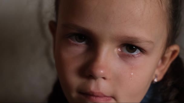 閉じる悲しい泣いている女の子の顔のアップ。孤独な子供だ。ごめんね。絶望だ。不幸な子供時代 - 映像、動画