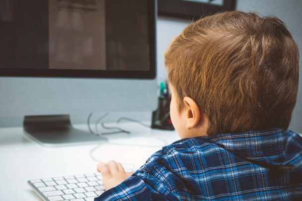Close up de criança usando PC desktop em casa. - Foto, Imagem