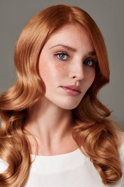 Vörös, dögös vörös hajú. Egy gyönyörű, vörös hajú fiatal nő portréja. - Fotó, kép
