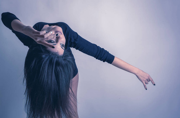 schöne Tänzerin mit schwarzem Trikot posiert im Fotostudio. Hochwertiges Foto - Foto, Bild