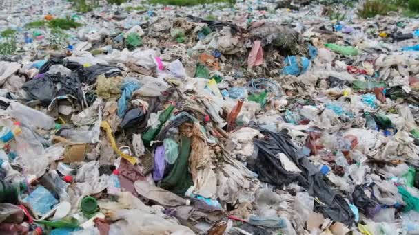 Okyanusu Avustralya 'daki Cable Beach' e getiren çöp, sahildeki bir çöp platformudur. Çevre kirliliği kavramı. Dünyadaki plastik atıkların küresel sorunu - Video, Çekim
