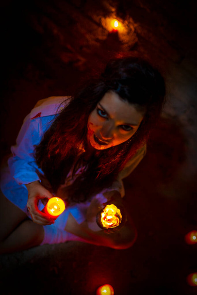 Korku atmosferinde mum yakan vampir karanlık gotik kız. Yüksek kalite fotoğraf - Fotoğraf, Görsel