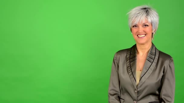 Mujer de mediana edad sonríe - pantalla verde - estudio
 - Metraje, vídeo