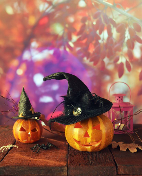 ハロウィンの装飾、ジャック・オランタンのカボチャ、燃えるキャンドルのランプ、ハロウィーンのお祝い、秋の葉、自然背景、夜、お祝いの雰囲気、神秘的で魔法 - 写真・画像