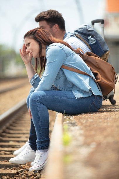 Triest paar knuffelen afscheid voor reizen per trein - Foto, afbeelding