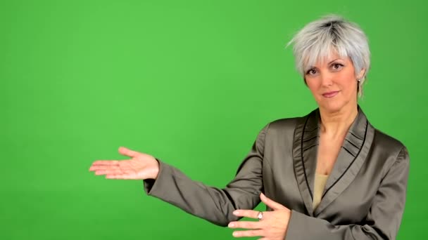 Midden leeftijd zakenvrouw introduceert - groene scherm - studio - Video