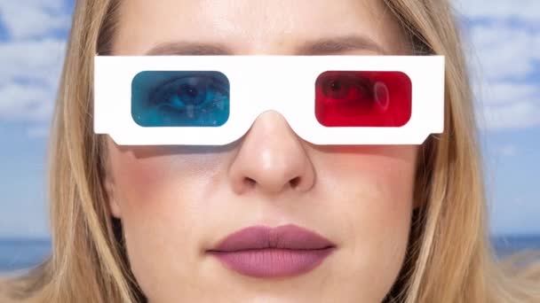 Una mujer bonita enterrada en su cabeza con gafas de cine 3D - Metraje, vídeo