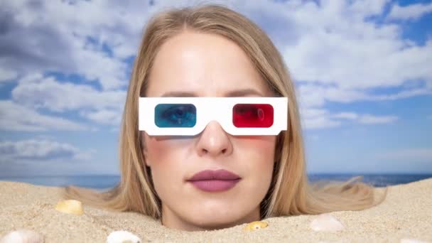 Hübsche Frau mit 3D-Kinobrille bis zum Kopf begraben - Filmmaterial, Video