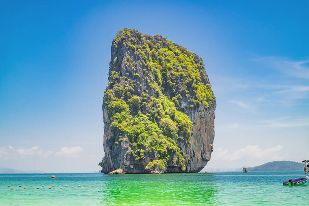 Piękny idylliczny krajobraz morski i biały piasek na wyspie koh poda krabi miasta Tajlandia.Krabi - w południowej Tajlandii jest jednym z najbardziej relaksujących miejsc na planecie. - Zdjęcie, obraz