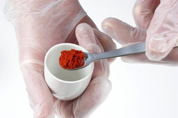La polvere di paprica viene studiata nel laboratorio alimentare.
 - Foto, immagini
