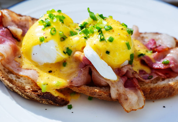 Huevos benedicto primer plano para el desayuno - Foto, Imagen