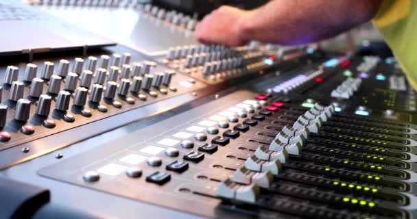 Professionals hand werken aan de audio mixer. - Video