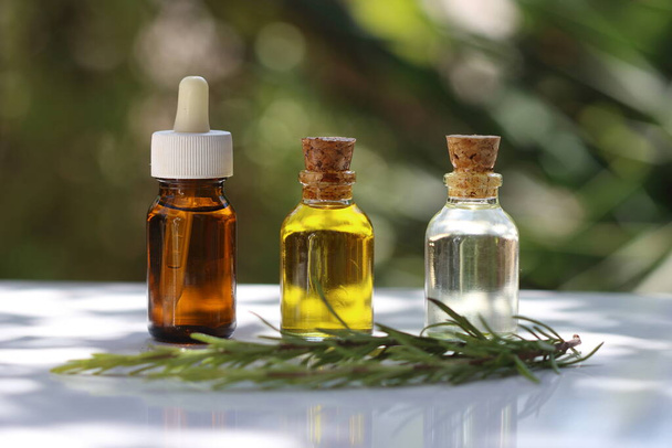 Различные растительное масло в стеклянной бутылке и капельнице - Фото, изображение