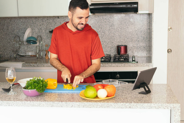 Cocinero haciendo una videollamada mientras cocina en la casa - Foto, imagen