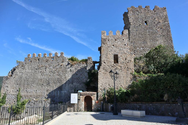カメルタ、カンパニア、イタリア- 2022年9月18日:歴史的中心部を支配するノルマン起源のMarchesale城 - 写真・画像