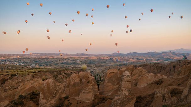 Zonsopkomst met hete lucht ballonnen in Cappadocië, Turkije ballonnen in Cappadocië Goreme Kapadokya, en zonsopgang in de bergen van Cappadocië.  - Foto, afbeelding