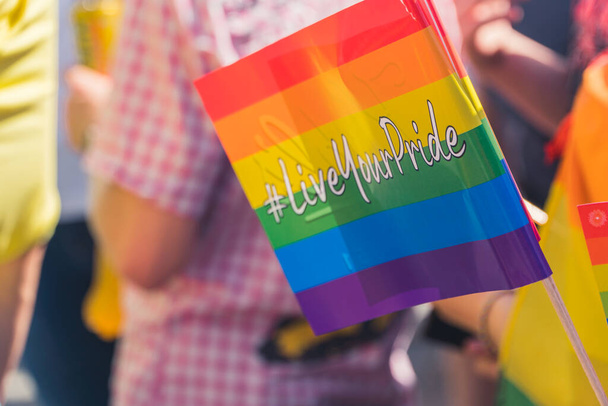 Warszawa Duma w Polsce 25 czerwca 2022 r. Symboliczna flaga LGBT z wiadomością LiveYourPride. Wysokiej jakości zdjęcie - Zdjęcie, obraz