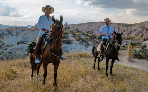 feliz jovem casal em férias na Turquia Kapadokya equitação nas montanhas no fundo da Capadócia Goreme. Passeios a cavalo na Capadócia - Foto, Imagem