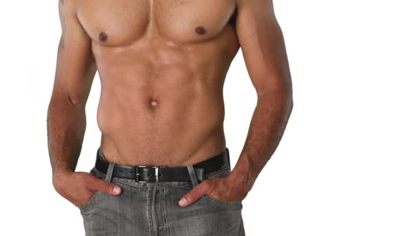 Closeup torzo shirtless svalnatého muže pózuje - Záběry, video