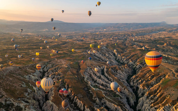 Nascer do sol com balões de ar quente na Capadócia, balões da Turquia na Capadócia Goreme Kapadokya e nascer do sol nas montanhas da Capadócia com muitos balões de ar quente no céu - Foto, Imagem