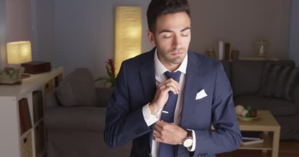 Attractive Hispanic man dancing in suit - Footage, Video