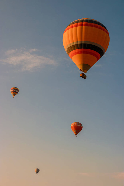 Contexte, lever de soleil avec des montgolfières en Cappadoce, des montgolfières en Cappadoce Goreme Kapadokya et lever de soleil dans les montagnes de Cappadoce.  - Photo, image