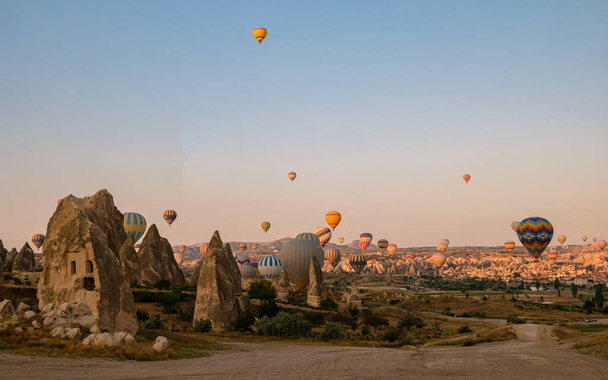 Wschód słońca z balonami na ogrzane powietrze w Kapadocji, balony w Turcji w Kapadocji Goreme Kapadokya i wschód słońca w górach Kapadocji.  - Zdjęcie, obraz