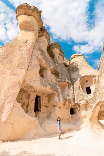 Pasabag Munks Valley onnellisia nuoria naisia lomalla Turkissa Cappadocia, Rock Formations in Pasabag Munks Valley, Cappadocia, Turkki.  - Valokuva, kuva