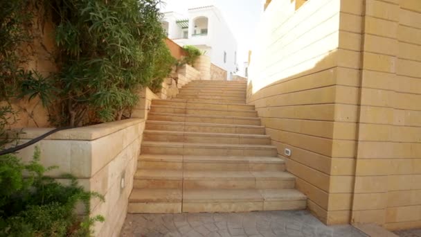 Kamenné schody na území v hotelu - Záběry, video