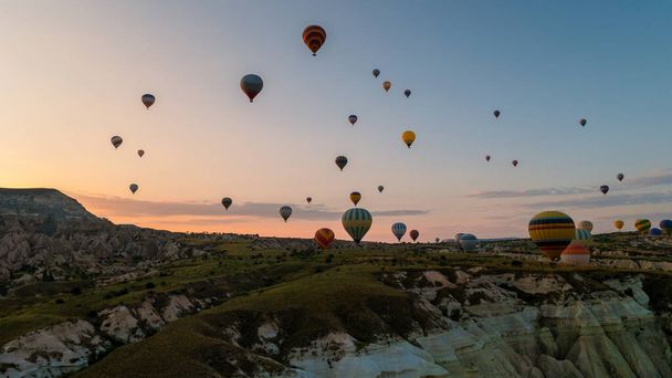 Nascer do sol com balões de ar quente na Capadócia, balões da Turquia na Capadócia Goreme Kapadokya e nascer do sol nas montanhas da Capadócia.  - Foto, Imagem