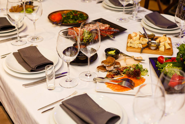 Bandeja de pescado y de queso. Mesa de restaurante servida con surtido de comidas - Foto, Imagen