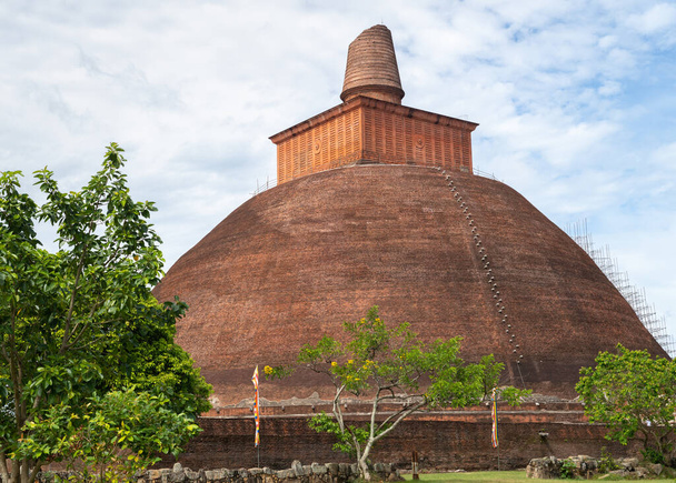Jetavanarama stupa monumento paisaje fotografía en la ciudad Patrimonio de la Humanidad de Anuradhapura - Foto, Imagen