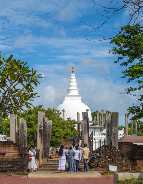 Anuradhapura, Sri Lanka - 05 15 2022: Thuparama Dagaba and the pilgrims in the sacred city of Anuradhapura, - Φωτογραφία, εικόνα